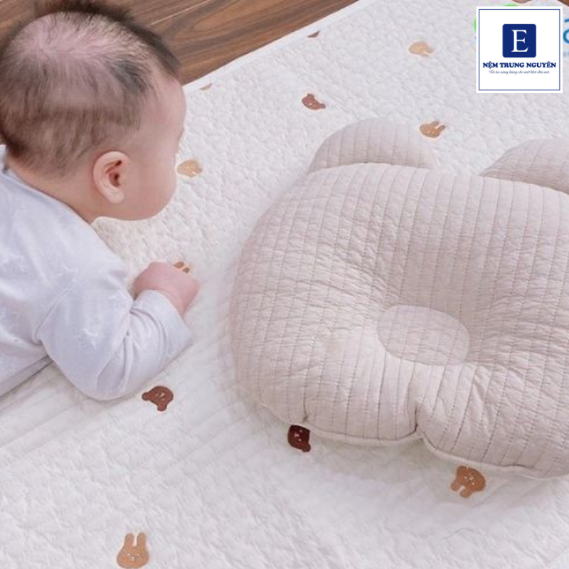 12 tháng tuổi trở lên là mốc an toàn được nhiều bác sĩ khuyến nghị nếu cha mẹ muốn cho bé bắt đầu nằm gối