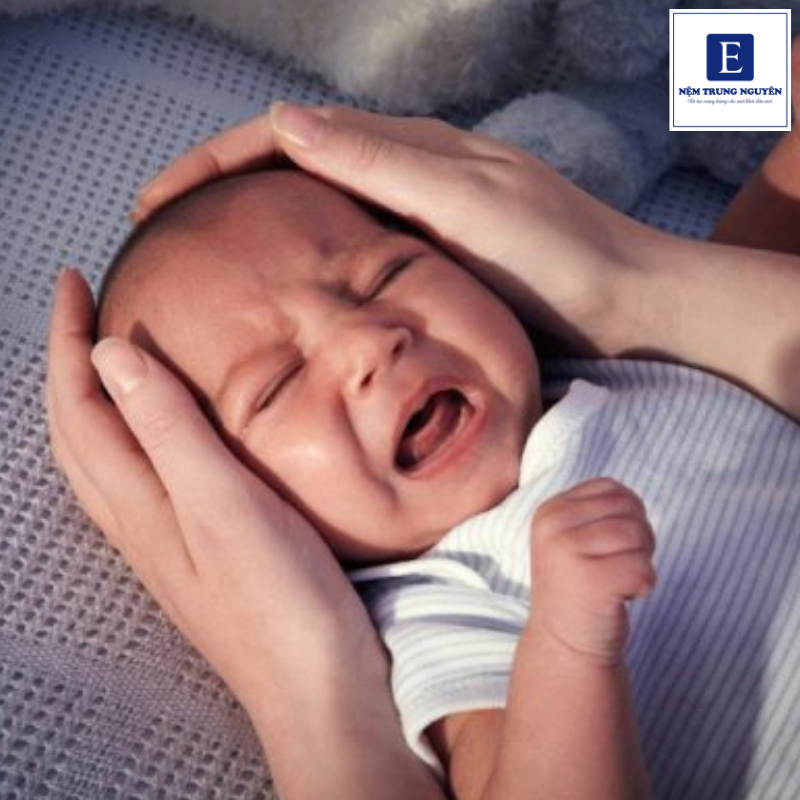 Chườm bụng cho bé bằng gạo rang hoặc muối rang giúp bé ngủ ngon vào ban đêm