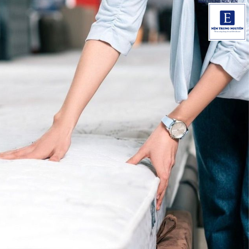 Tùy vào đối tượng và nhu cầu mà chọn đệm cứng hay nệm mềm