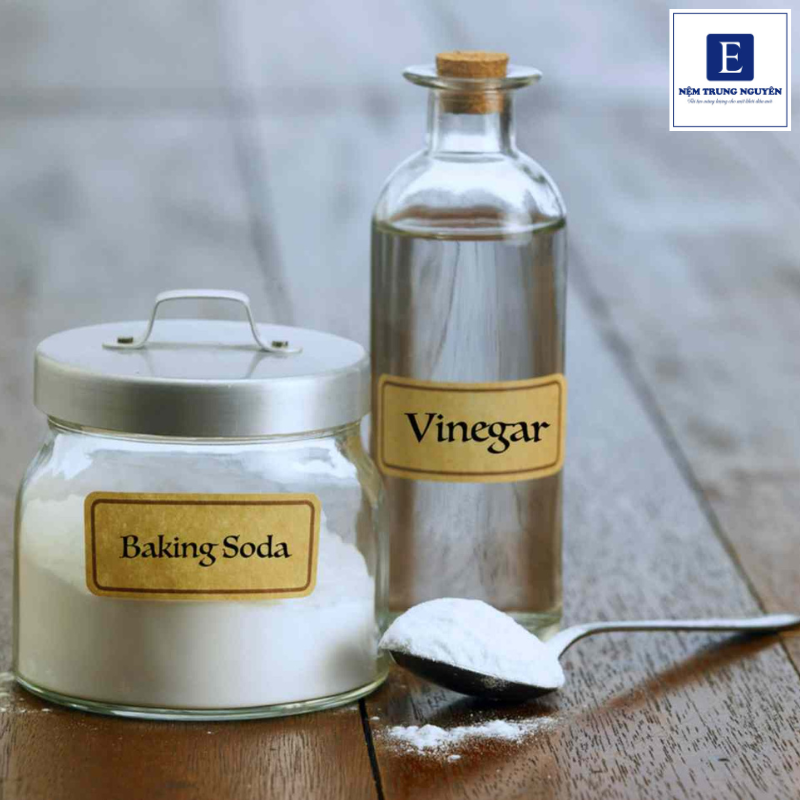 Dùng baking soda và giấm trắng giặt vỏ gối bị ố vàng