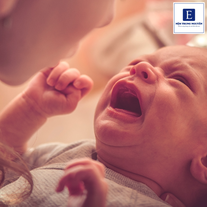 Việc ngủ ngày cày đêm gây ra nhiều tác hại với trẻ