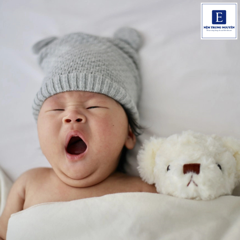 Trẻ sơ sinh cần được nằm trên bề mặt phẳng, chắc nhưng có độ đàn hồi nhẹ