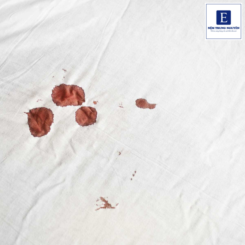 Tuyệt đối không dùng nước nóng khi tẩy vết máu trên nệm