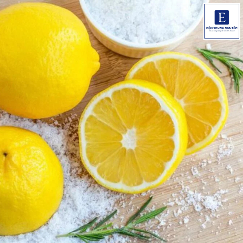 Chanh và muối tăng hiệu quả ma sát, loại bỏ vết ố bám trên nệm