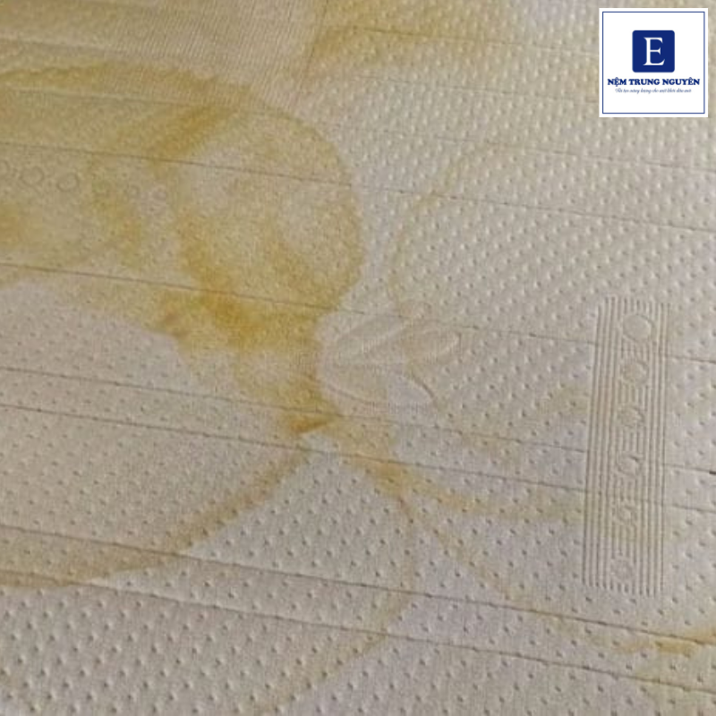 Có nhiều nguyên nhân gây ra vết ố vàng trên nệm