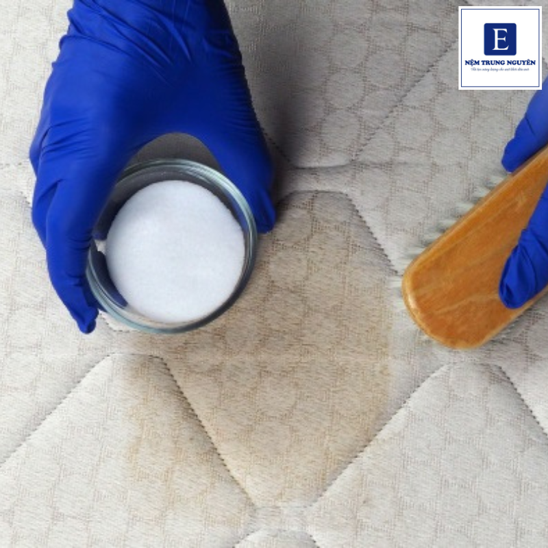 Khử mùi nôn trên nệm bằng baking soda