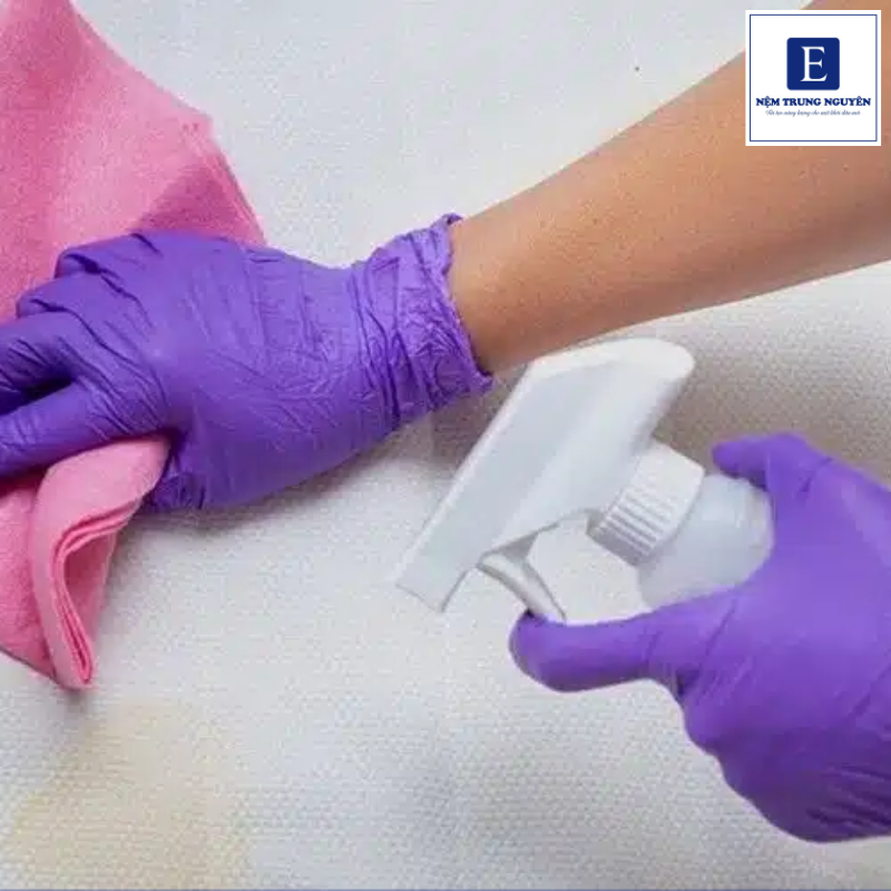 Khử mùi nôn bằng cồn y tế