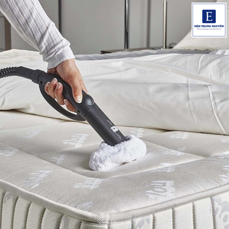 Dùng máy hút bụi hút toàn bộ bề mặt nệm thật kỹ