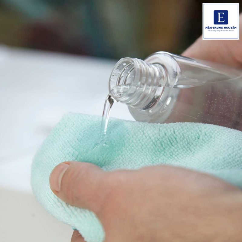 Dùng giấm trắng để tẩy mốc tự nhiên