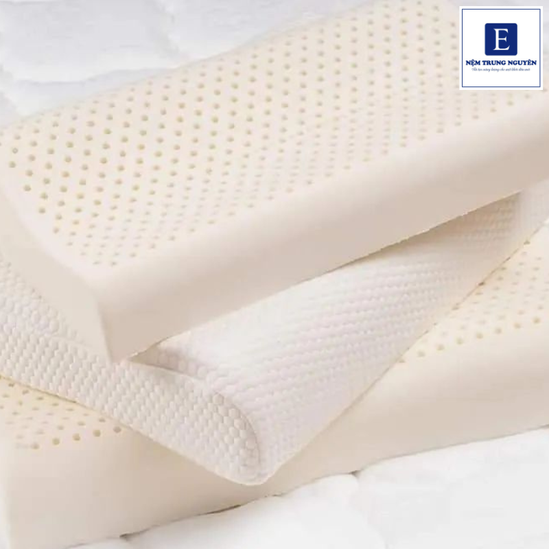 Gối cao su kháng khuẩn là dòng gối được sản xuất từ chất liệu cao su, kết hợp với các công nghệ xử lý giúp hạn chế sự phát triển của vi khuẩn, nấm mốc và các tác nhân gây mùi