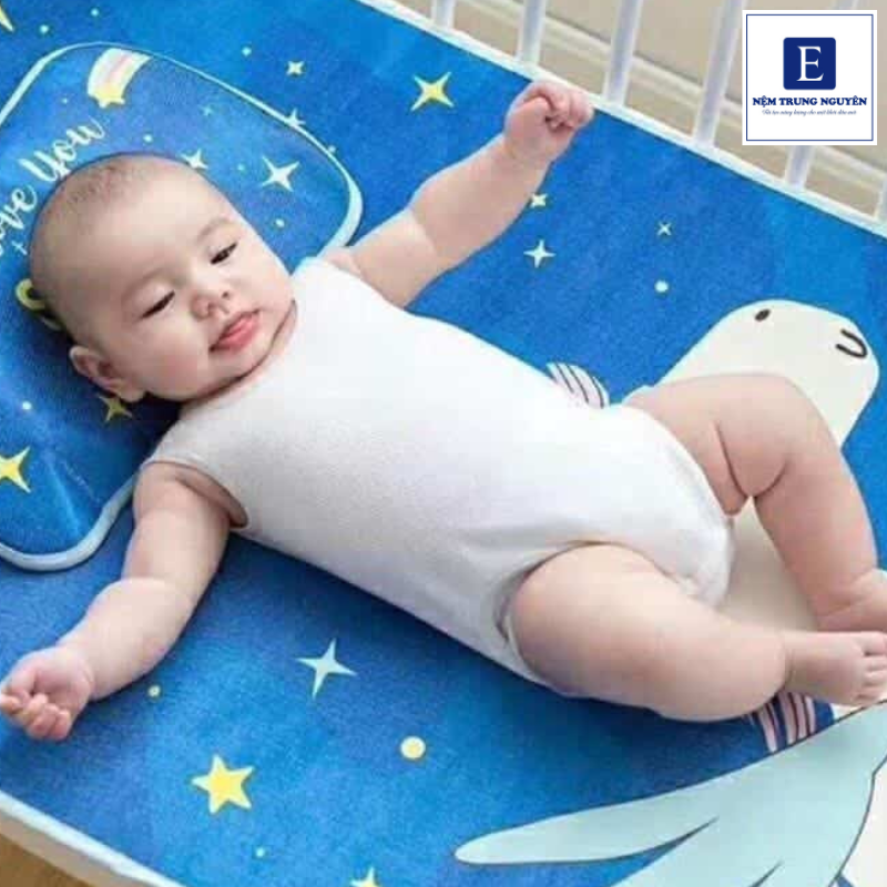 Việc sử dụng chiếu điều hòa cho bé không nên áp dụng chung cho mọi độ tuổi, mà cần cân nhắc dựa trên sự phát triển của làn da và khả năng điều hòa thân nhiệt của trẻ