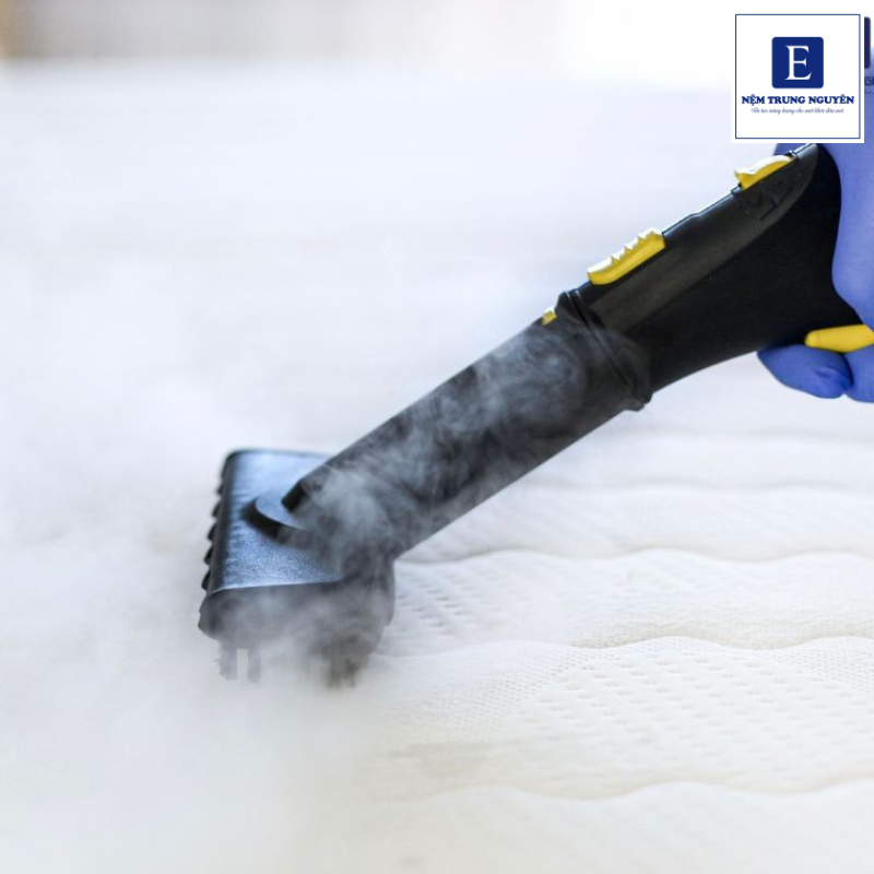 Hút bụi là bước quan trọng giúp loại bỏ bụi bẩn, tóc rụng, tế bào da chết và các tác nhân gây dị ứng tích tụ trên bề mặt nệm