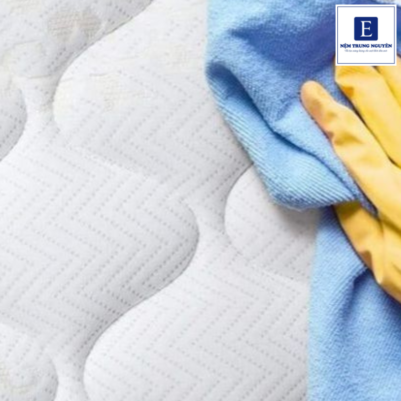 Xử lý vết bẩn bằng khăn mềm
