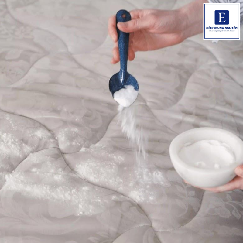 Baking soda giúp làm sạch và khử mùi nệm