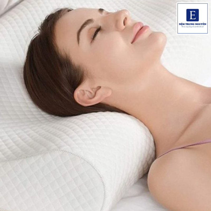 Người bị thoái hóa đốt sống cổ vẫn nên sử dụng gối, nhưng cần lựa chọn loại gối phù hợp với tình trạng sức khỏe của mình