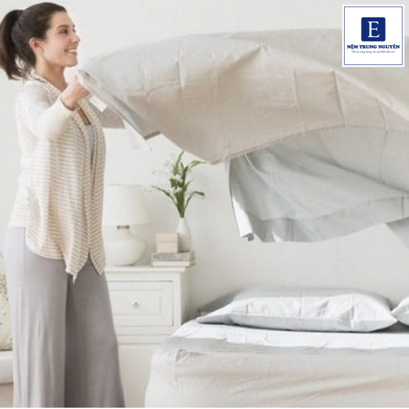 Giữ phòng ngủ thông thoáng, hạn chế độ ẩm cao giúp hạn chế mạt bụi