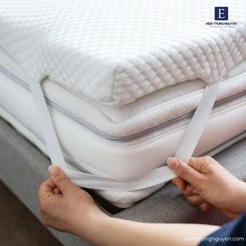 Một chiếc topper phù hợp có thể giúp giảm cảm giác lún sâu, đồng thời tăng khả năng nâng đỡ và mang lại trải nghiệm nằm chắc chắn hơn