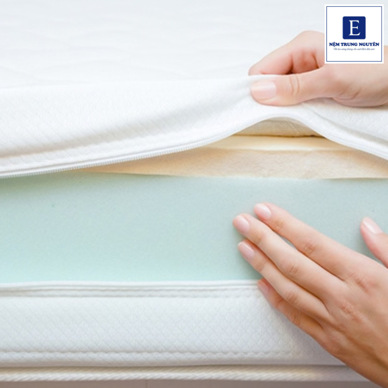 Vệ sinh nệm foam định kỳ giúp bề mặt sạch hơn mà còn hạn chế tình trạng bụi bẩn và mùi tích tụ