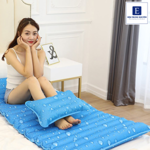 Nệm nước chỉ phù hợp để sử dụng tạm thời trong những ngày thời tiết nóng bức, giúp làm mát và mang lại cảm giác thư giãn ngắn hạn