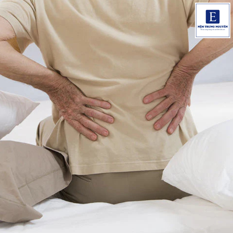 Có nhiều nguyên nhân dẫn đến tình trạng bị đau lưng khi nằm nệm