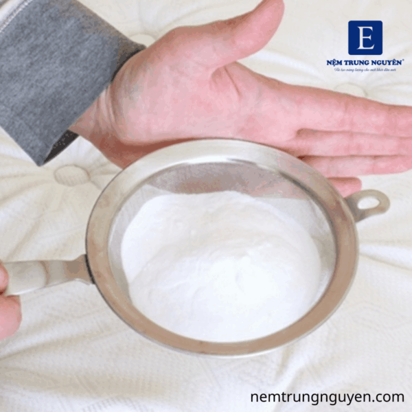 Rắc một lớp mỏng baking soda lên vùng bị ướt để hấp thụ độ ẩm và khử mùi 