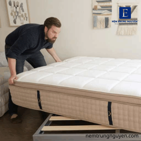 Đặt nệm tại nơi có không gian thoáng mát và khô ráo