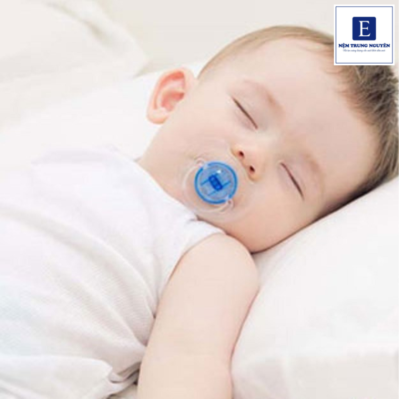 Việc lựa chọn gối phù hợp đóng vai trò quan trọng hơn cả việc cho bé dùng sớm hay muộn