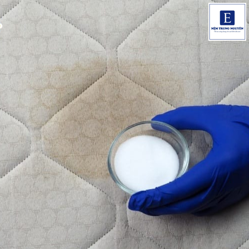 Lau sạch vết bẩn trên nệm bằng khăn ẩm và dung dịch nhẹ giúp làm sạch hiệu quả mà không làm ảnh hưởng đến cấu trúc nệm