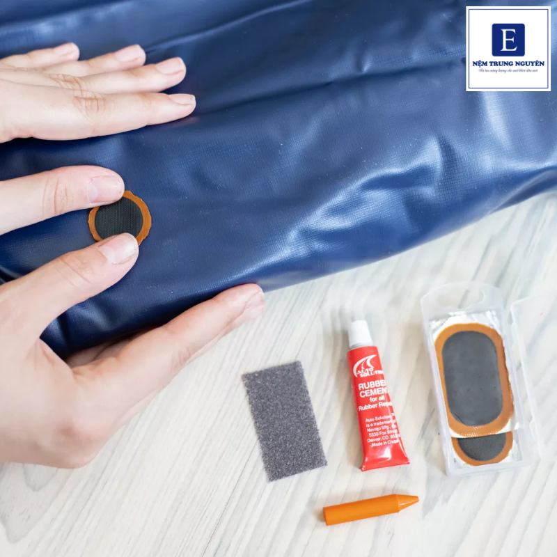 Dùng bộ vá nệm hơi để khắc phục tình trạng nệm hơi bị xì