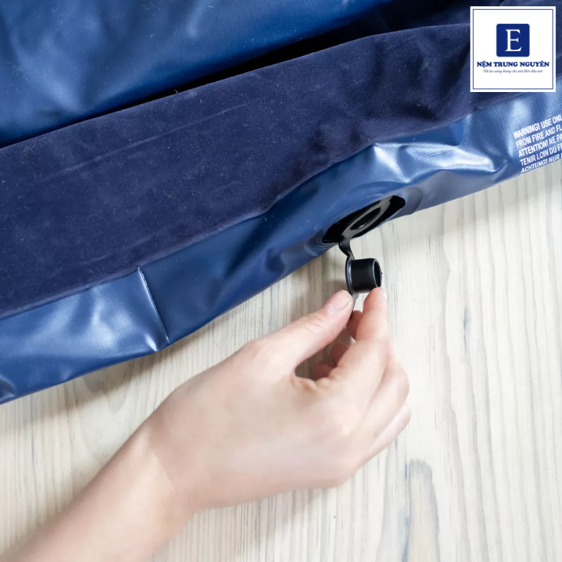 Nệm hơi bị xì là tình trạng khí bên trong nệm thoát ra ngoài thông qua các lỗ thủng nhỏ, vết rách hoặc van nệm không kín