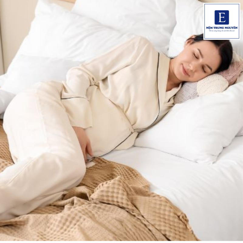 Một chiếc nệm phù hợp giúp nâng đỡ cơ thể đúng cách, giảm áp lực lên các vùng nhạy cảm và mang lại cảm giác dễ chịu hơn khi nghỉ ngơi cho bà bầu