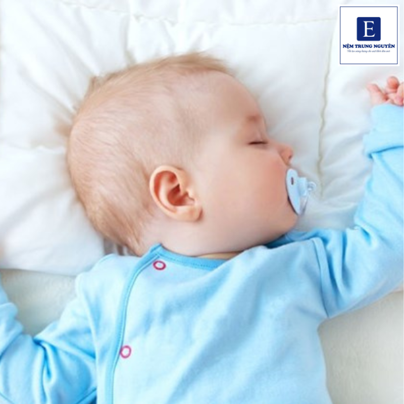 Trong giai đoạn sơ sinh (0–3 tháng tuổi), cha mẹ nên để bé nằm trên bề mặt phẳng, thoáng và an toàn thay vì sử dụng gối