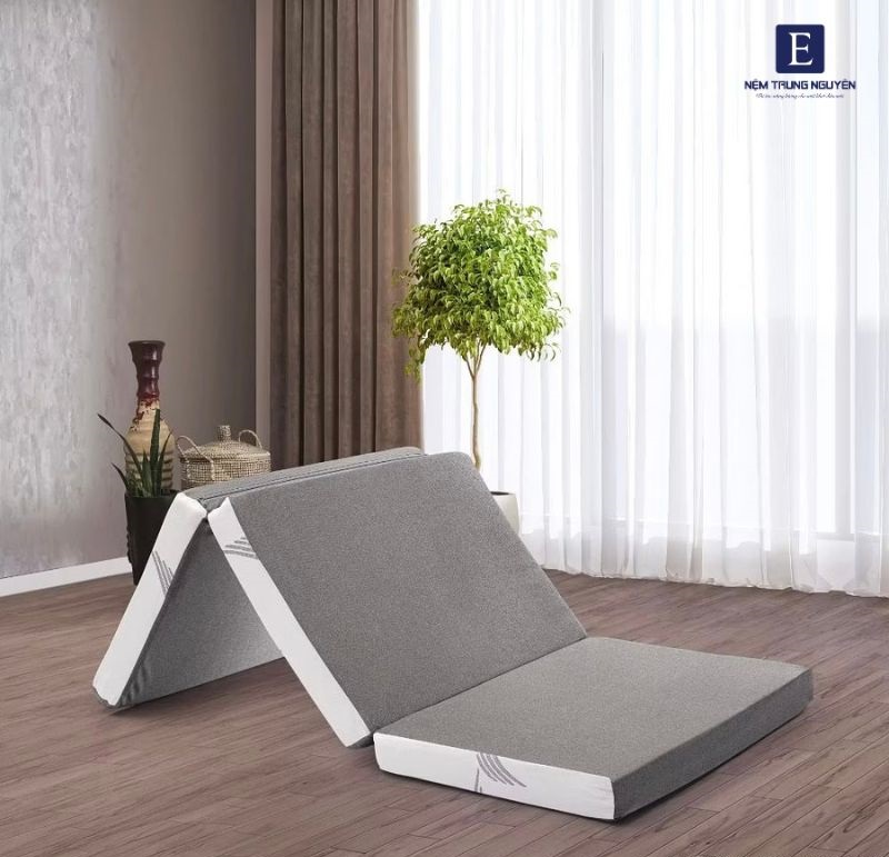 Nệm gấp 1m2 là loại nệm có kích thước tiêu chuẩn 1m2 x 2m, được thiết kế với khả năng gấp lại (thường là gấp 2 hoặc gấp 3)