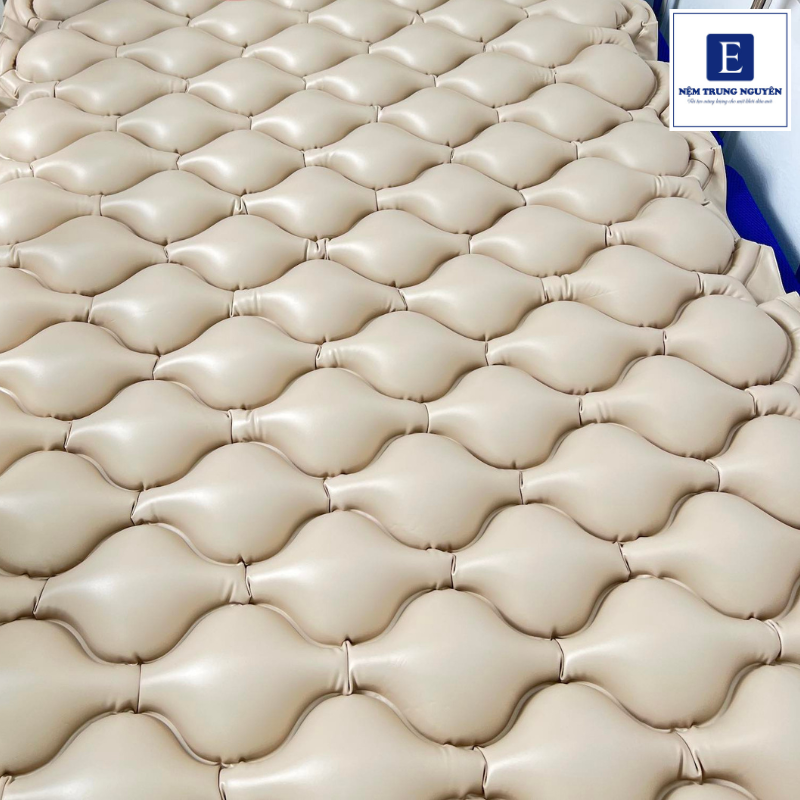 Nệm nước là loại nệm được thiết kế với các khoang chứa nước hoặc chất lỏng bên trong, giúp phân tán lực tác động từ cơ thể lên bề mặt nằm