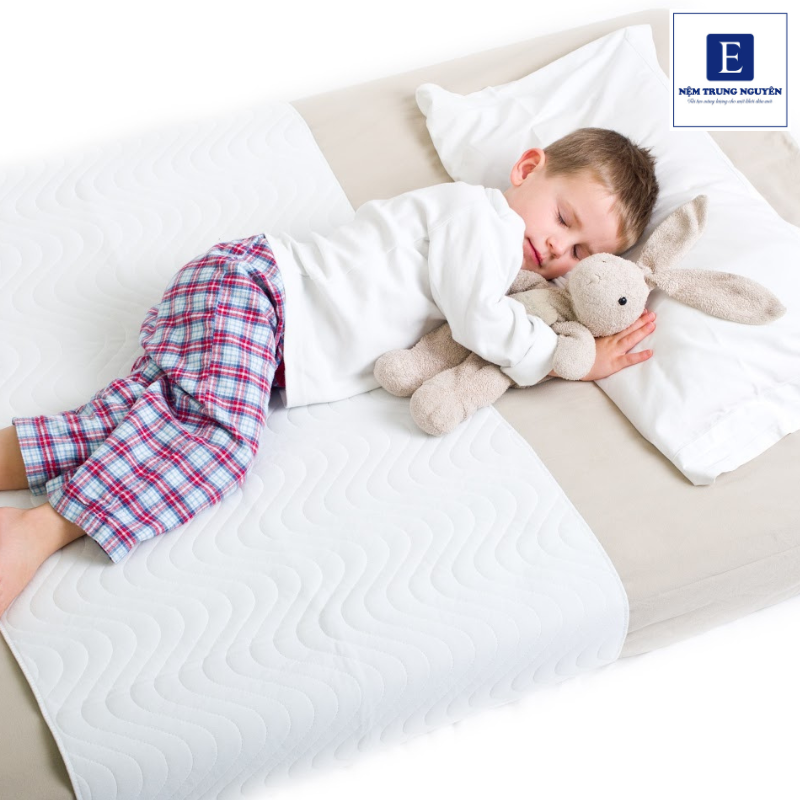Việc lựa chọn đúng kích thước nệm cho trẻ không chỉ đơn thuần là để “nằm vừa” mà còn ảnh hưởng trực tiếp đến chất lượng giấc ngủ, sự an toàn và quá trình phát triển thể chất của bé