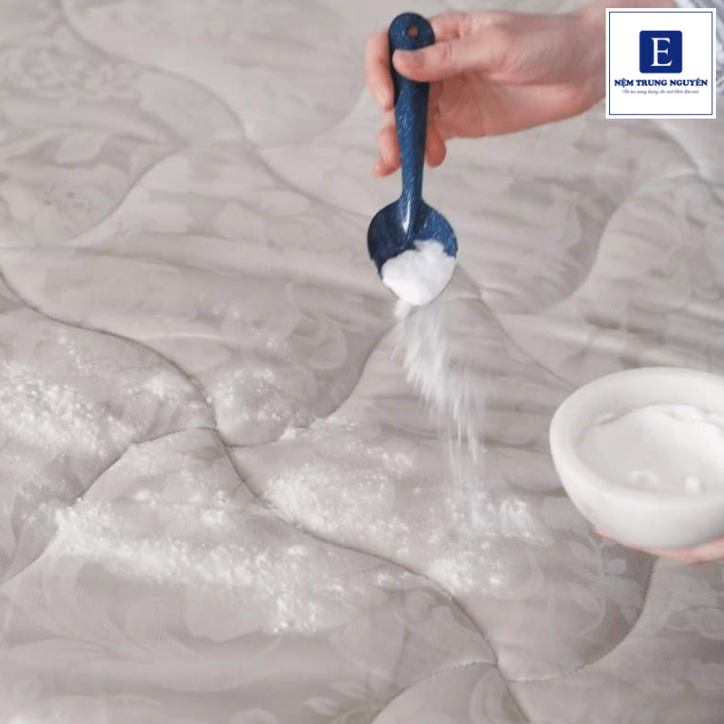Khử mùi nệm bằng baking soda giúp nệm giảm mùi ẩm mốc và mang lại cảm giác dễ chịu hơn khi sử dụng