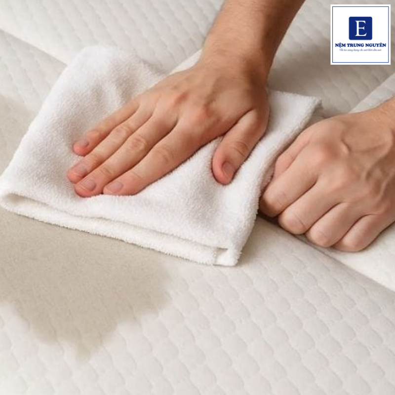 Việc làm khô đúng cách không chỉ giúp hạn chế mùi hôi, nấm mốc mà còn giữ được độ bền và độ đàn hồi của nệm trong quá trình sử dụng lâu dài