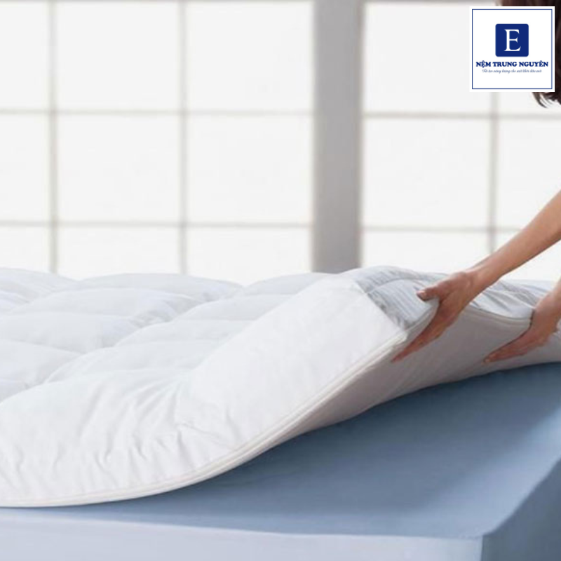 Nếu nệm xuất hiện mùi khó chịu, vết ố hoặc gây cảm giác nóng bí khi nằm, đó là dấu hiệu cho thấy đã đến lúc cần vệ sinh ngay