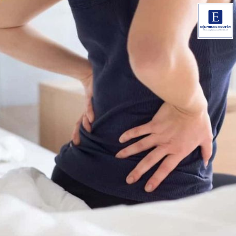 Người bị thoái hóa cột sống nên sử dụng nệm phù hợp để hỗ trợ nâng đỡ cơ thể và duy trì tư thế nằm đúng trong suốt giấc ngủ