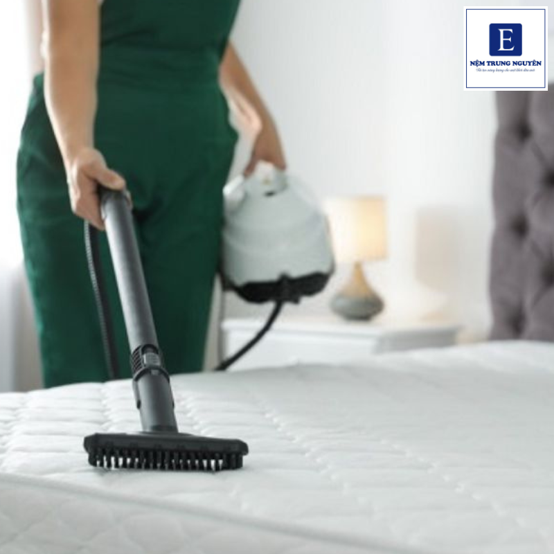 Mùa mưa là thời điểm độ ẩm trong không khí tăng cao, khiến nệm ngủ rất dễ rơi vào tình trạng ẩm mốc, có mùi hôi và tích tụ vi khuẩn nên cần được vệ sinh thường xuyên