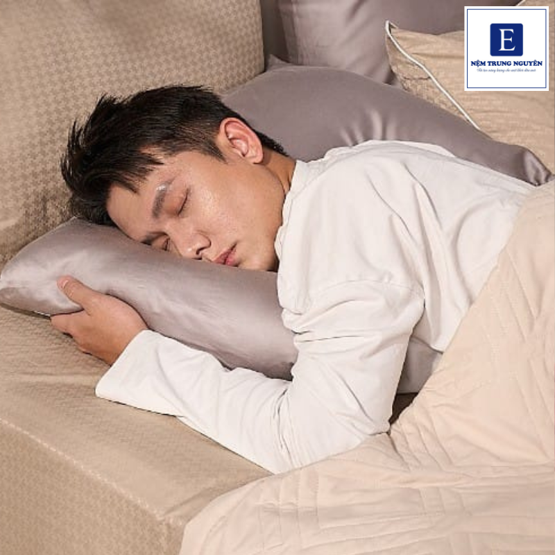 Ngoài chọn nệm phù hợp, thói quen sinh hoạt và cách bố trí không gian ngủ cũng giúp hạn chế đổ mồ hôi đêm hiệu quả