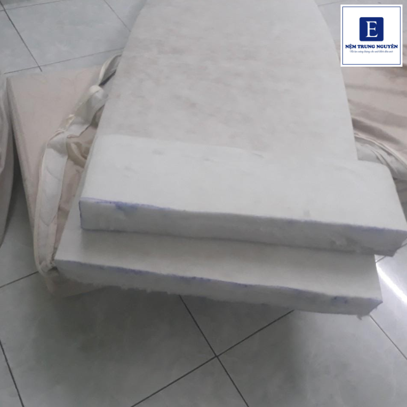 Các bước cắt đệm bông ép tại nhà đúng kỹ thuật, giúp đường cắt đẹp và hạn chế làm hỏng kết cấu của đệm