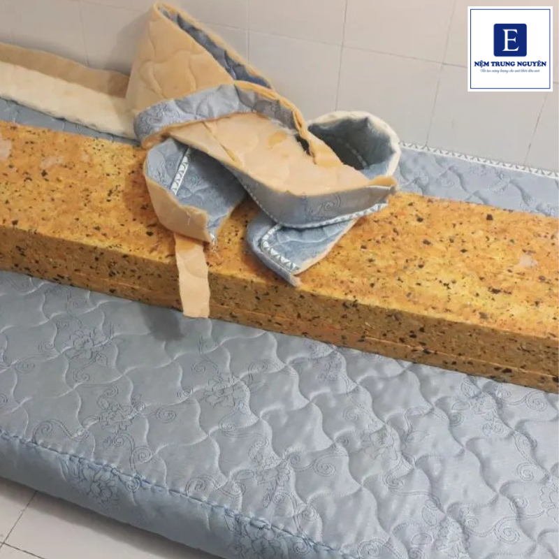 Việc cắt đệm bông ép tại nhà hoàn toàn có thể thực hiện nếu bạn có đầy đủ dụng cụ và thao tác đúng kỹ thuật