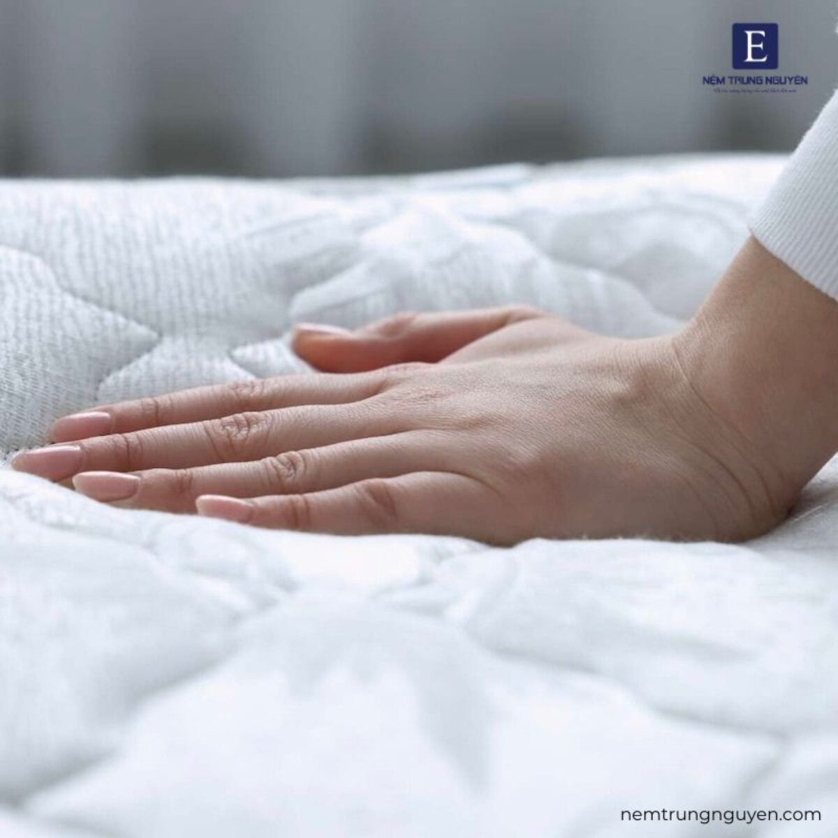 Độ cứng của nệm là mức độ chắc chắn hoặc mềm mại mà người dùng cảm nhận được khi nằm trên bề mặt nệm