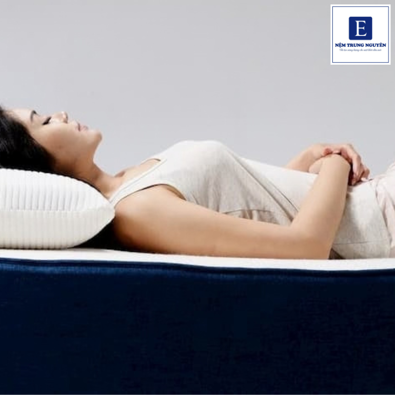 Lựa chọn nệm cho người ngủ ngửa cần cân nhắc đồng thời độ cứng, khả năng nâng đỡ, phân bổ áp lực, độ đàn hồi và độ thoáng khí