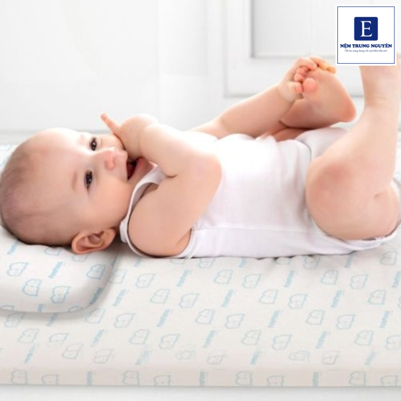 Trẻ sơ sinh có thể nằm nệm, nhưng không phải loại nệm nào cũng phù hợp với bé