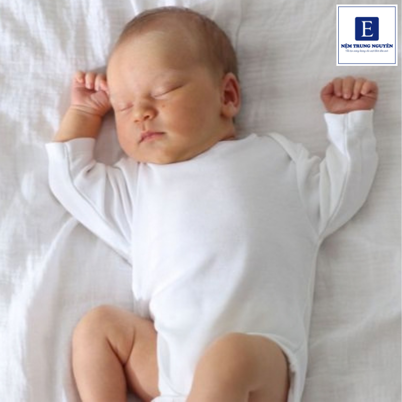 Bên cạnh việc chọn nệm, cha mẹ cần duy trì không gian ngủ của bé sạch sẽ, khô ráo và hạn chế những vật dụng không cần thiết