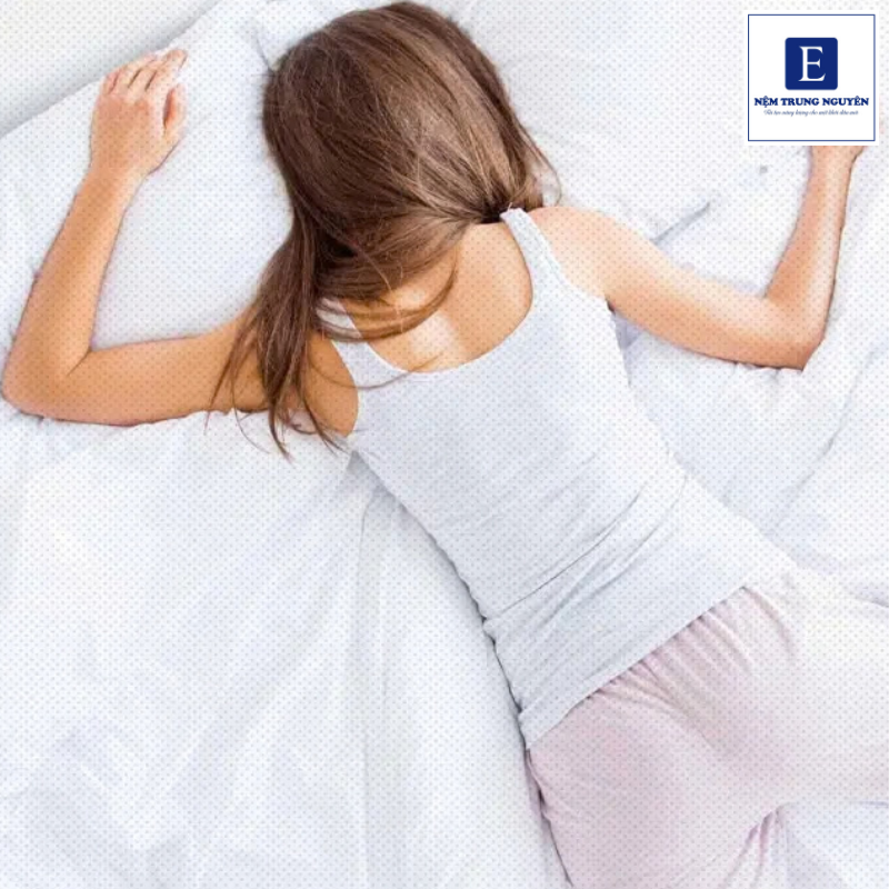 Người ngủ sấp nên chọn nệm có độ cứng phù hợp