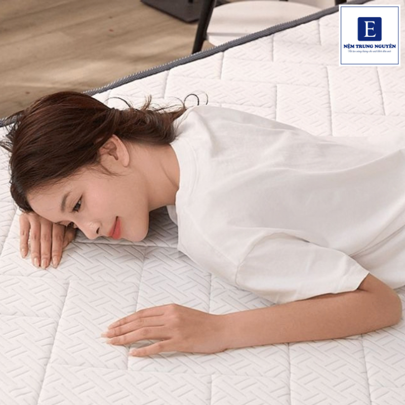 Việc lựa chọn nên dựa trên tư thế ngủ, trọng lượng cơ thể và cảm nhận thực tế khi nằm