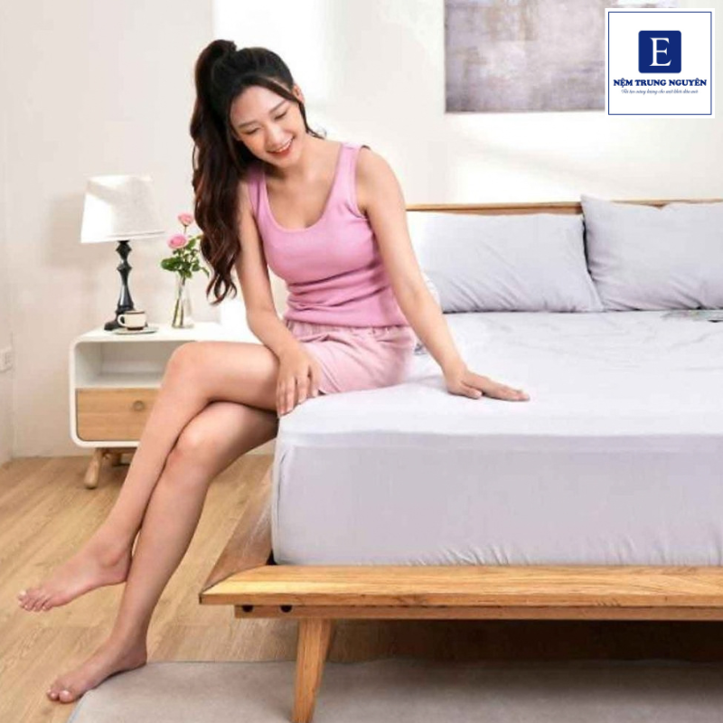 Nệm cứng là loại nệm có bề mặt tương đối chắc, khả năng lún dưới tác động của trọng lượng cơ thể thấp hơn so với nệm mềm